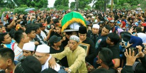 mengantar jenazah olga