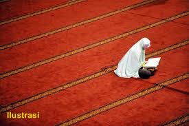 wanita baca quran