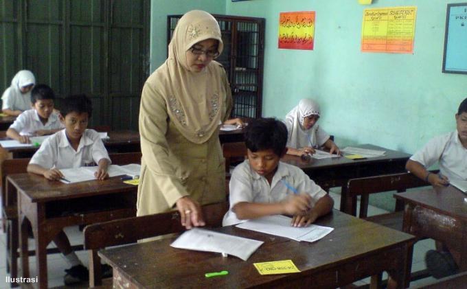 SMP Ini Cuma Punya Satu Guru PNS