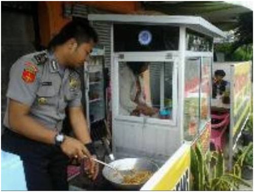 Demi Kesembuhan Anak, Polisi Ini Rela Jualan Bakso