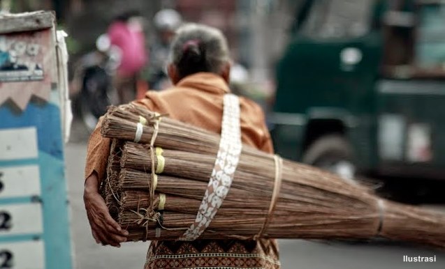 Kisah Nenek Penjual Sapu