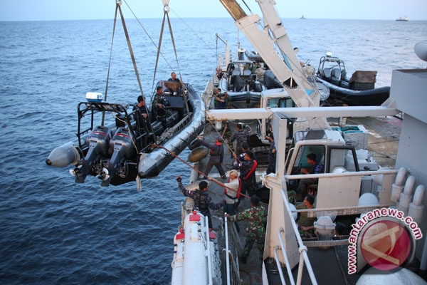 Sebuah sea rider milik Pasukan Khusus Denjaka diturunkan dari KRI Yos Sudarso.