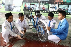 Charger Ponsel Sepeda Buatan Siswa Aliyah