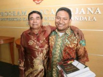 Kisah Mengharukan Anak Tukang Becak Raih Gelar Master