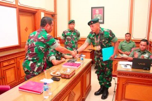 serda m.eka terima penghargaan pangdam