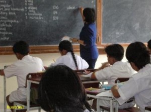 guru mengajar di kelas