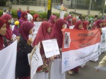 Sambut Hari Kartini, Puluhan Aktivis Perempuan Bagikan Mawar