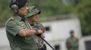 Panglima TNI Jenderal TNI Moeldoko (kiri) menghitung waktu ketika melihat prajurit yang berlatih menembak di Markas Grup-1 Kopassus, Serang, Banten, Rabu (11/3). Panglima TNI melakukan kunjungan inspeksi mendadak (sidak) ke markas Grup-1 Kopassus untuk memeriksa kesiapsiagaan prajurit kapan pun dan di mana pun mereka bertugas. ANTARA FOTO/Widodo S. Jusuf/Asf/nz/15.