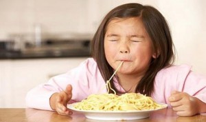 anak makan mie
