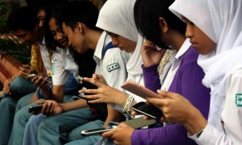 Pemerintah akan Batasi Penggunaan HP di Sekolah